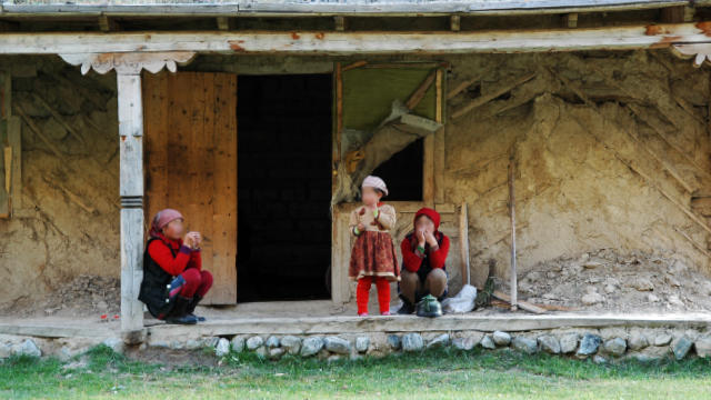 Mujeres de Xinjiang viven en una casa en mal estado.