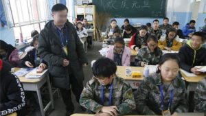 Un maestro asignado para trabajar en Sinkiang está impartiendo clases en el aula