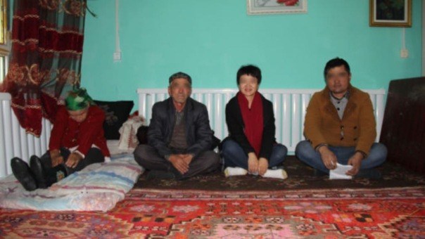 Una funcionaria pública y su familia anfitriona uigur