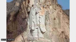 La mitad superior de la estatua de Kwan Yin ha sido detonada y destruida.
