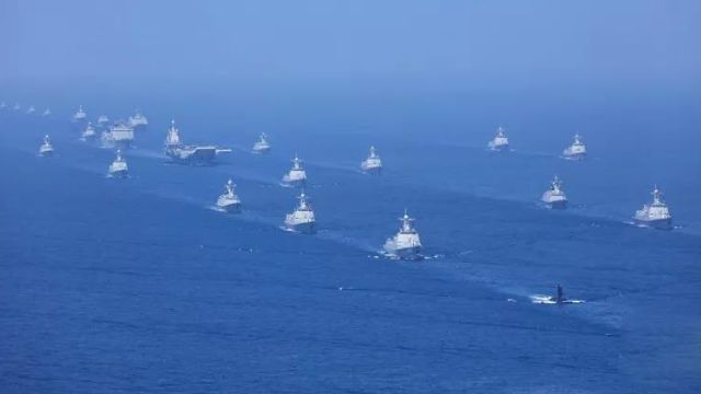Desfile militar en el mar
