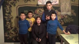 La abogada Umarova con niños "huérfanos"
