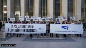 Miembros de la IDT se están manifestando en la Plaza del Trocadero de París