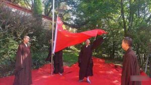 Monjes budistas asisten a una ceremonia de izamiento de la bandera