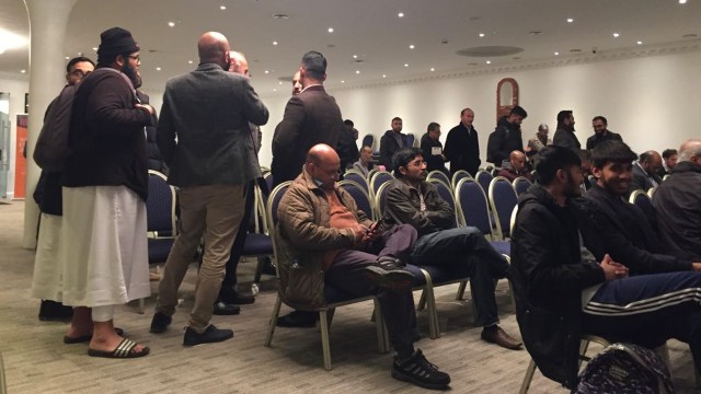 Musulmanes de Londres se reúnen para escuchar testimonios de uigures