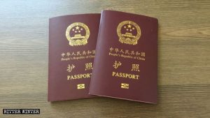 Dos pasaportes chinos están sobre la mesa.