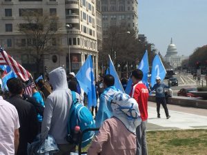 Uigures y partidarios llegando al mitin