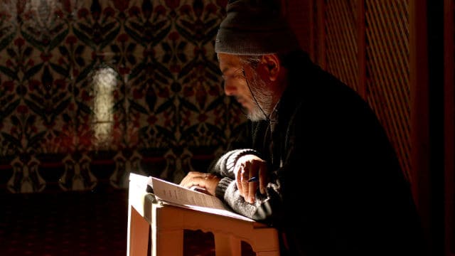 Ancianos musulmanes leyendo el Corán