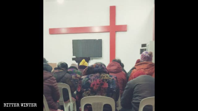 Creyentes celebran una reunión en la iglesia doméstica reformada