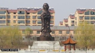 Estatua híbrida compuesta por el cuerpo de Kwan Yin y la cabeza de Confucio.