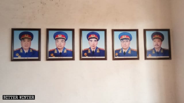 Fotos de los "Diez mariscales de China" cuelgan a ambos lados del muro.