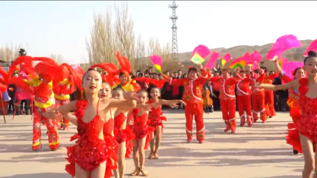 Jóvenes uigures vestidas con trajes de “estilo chino”