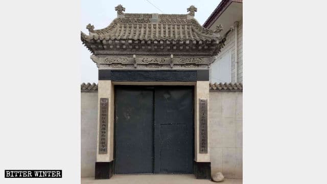 La puerta de la mezquita fue reemplazada por una puerta de hierro común