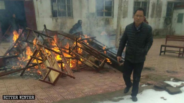 Los bancos y cojines de la iglesia fueron quemados.