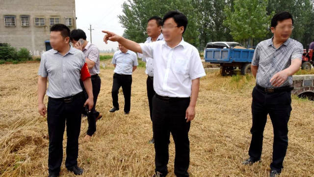 Funcionarios gubernamentales de un condado en Henán llevan a cabo una inspección.