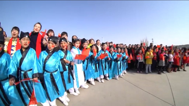 Los niños uigures se ven obligados a vestirse con antiguos trajes nacionales chinos