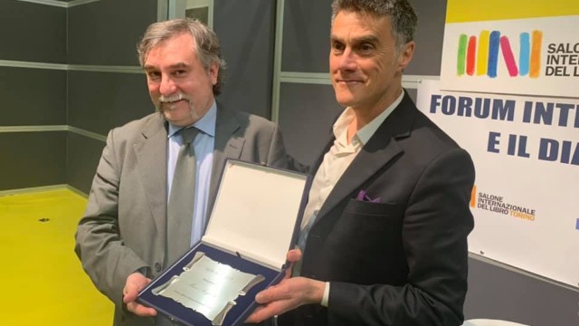 Marco Respinti recibiendo el premio
