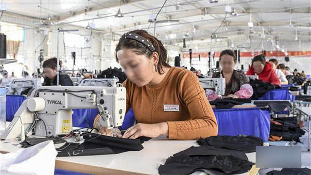 Mujeres uigures que trabajan en una fábrica dirigida por el gobierno