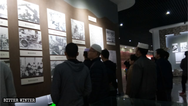 Musulmanes hui en una exhibición conmemorativa de la Revolución