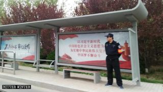 Oficial de seguridad en una parada de autobús en Qingdao.