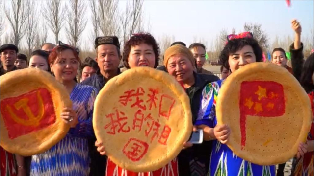 Panes con la consigna "yo y mi país" y la bandera china