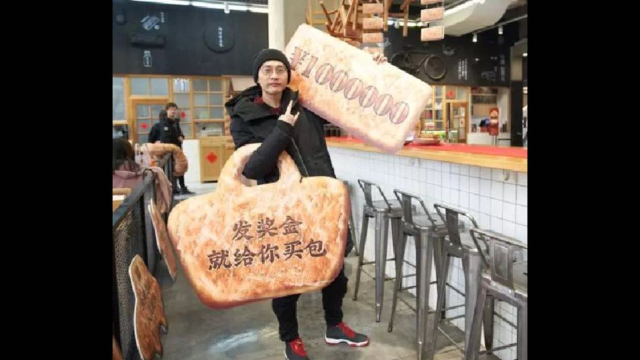 El pan naan uigur de última moda está en venta en el exclusivo centro comercial Wanda emplazado en Ürümqi