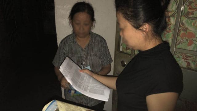 Un funcionario gubernamental visita el hogar de una creyente y registra su información (tomada de Internet).