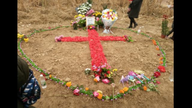 En el año 2018, en homenaje al obispo Fan, los feligreses formaron una cruz con flores.