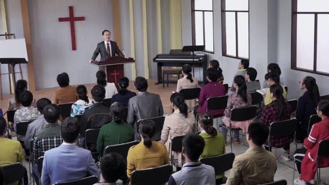 pastor dando un sermón en la iglesia