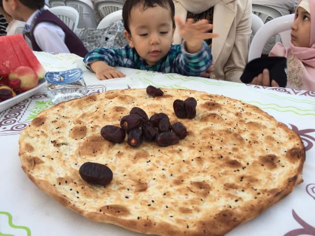 A la espera de que comience el Iftar, los niños apenas pueden contener su emoción.