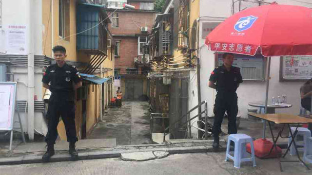 Dos oficiales de la policía SWAT montan guardia en la entrada de la Iglesia de Xunsiding