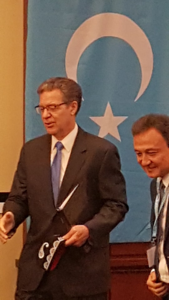 El Embajador Plenipotenciario de Estados Unidos para la Libertad Religiosa Internacional, Sam Browback (a la izquierda), y el Sr. Dolkun Isa, Presidente del World Uyghur Congress (Congreso Mundial Uigur)