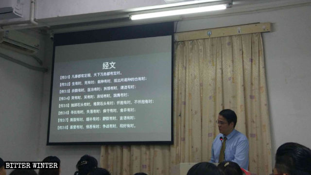 El pastor Yang Xibo está predicando.