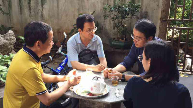 El pastor Yang y su esposa están negociando con funcionarios de la Agencia de Asuntos Étnicos y Religiosos.