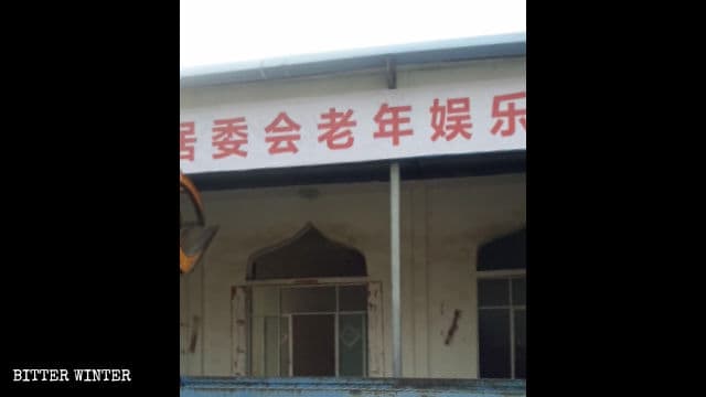 En el exterior de la mezquita hay un cartel con la leyenda: "Centro de actividades para ancianos".
