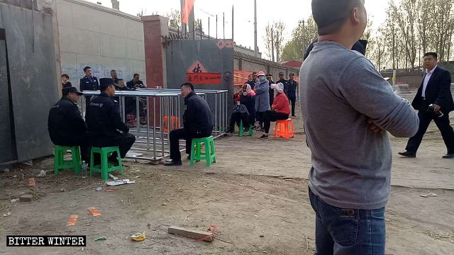 La policía colocó barandillas de hierro frente a la entrada del Templo de Gulingshan, prohibiendo la celebración de actividades religiosas.