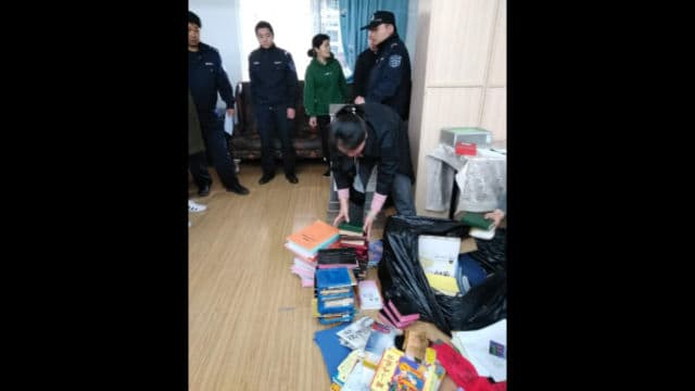 La policía confiscó Biblias y otros libros religiosos.