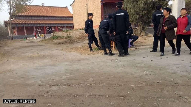 La policía hace guardia frente al Templo de Gulingshan.