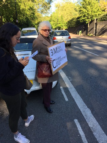 La señora Judy Shipton y su nieta se unen a la protesta.