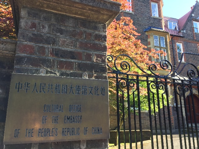 Las puertas de la Oficina Cultural de la Embajada China permanecen cerradas durante las protestas