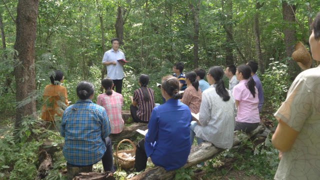 Los creyentes de una iglesia doméstica llevan a cabo una reunión en el bosque.