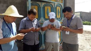 Un grupo de trabajo estacionado en una aldea en Xinjiang