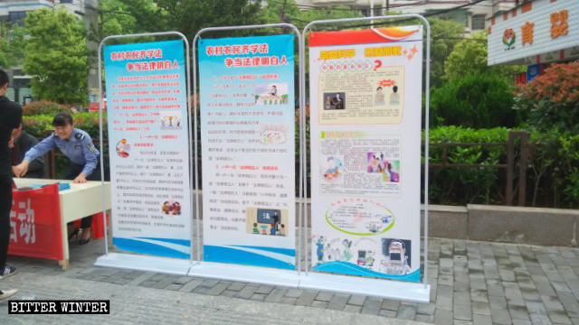 Funcionarios de seguridad pública promueven la campaña “Defiende la ciencia, oponte a las xie jiao” en las calles.