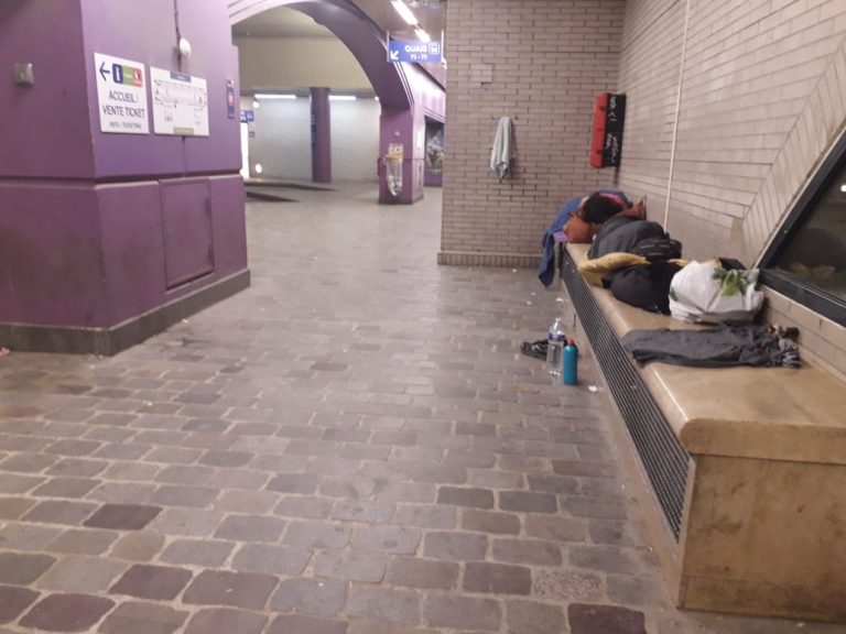 Durmiendo en la estación de autobuses