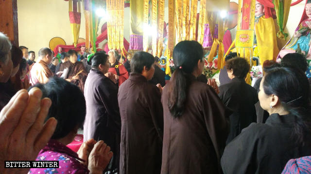 El abad publicita las políticas del PCCh en una reunión de creyentes el 19 de mayo.