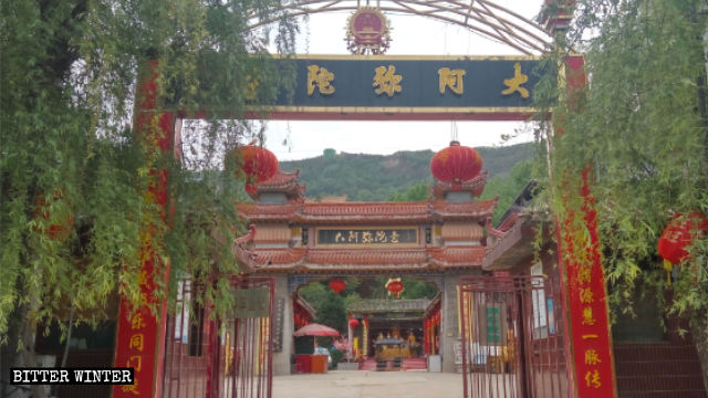 El símbolo budista que se hallaba situado sobre la arcada conmemorativa del Gran Templo de Amitabha ha sido reemplazado por el emblema nacional de China.
