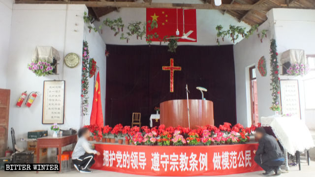 La bandera nacional china está colgada en la parte superior de la cruz situada dentro de la iglesia de Xinzhuang.