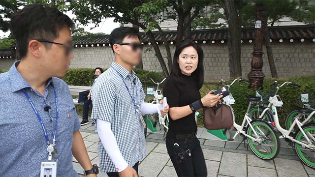 La enfurecida señorita O fue detenida por guardias de seguridad mientras trataba de correr hacia los manifestantes en la conferencia de prensa.