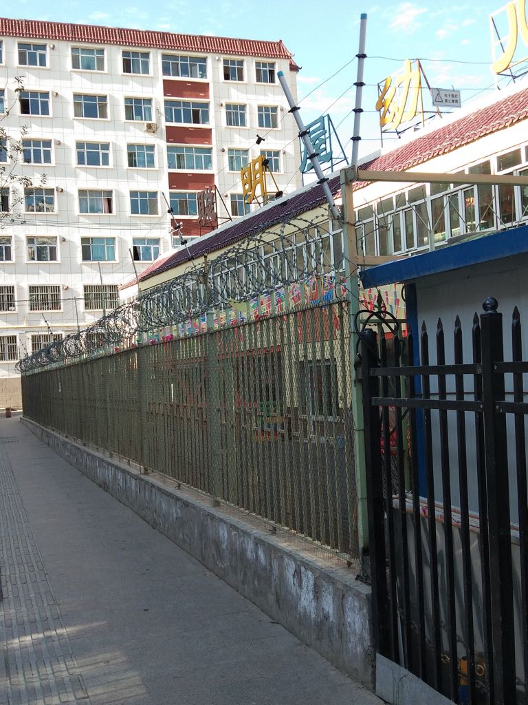 Las escuelas son muy parecidas a cárceles en Sinkiang (foto tomada por un visitante italiano).