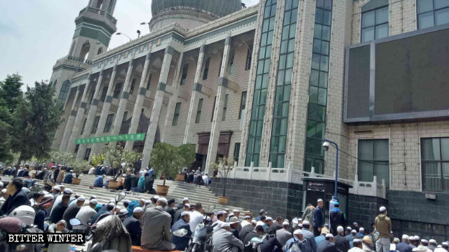 Musulmanes rezando la Jumu'ah fuera de la Mezquita de Dongguan.